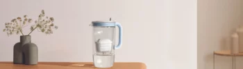 Carafe filtrante en verre Britaposé sur une table